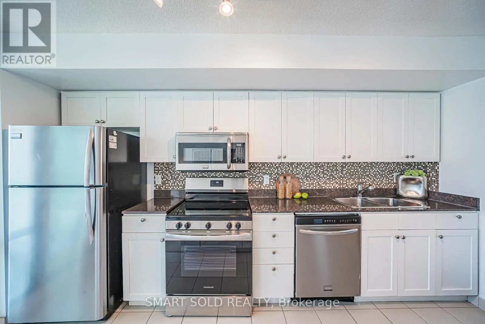 2710 - 81 NAVY WHARF COURT