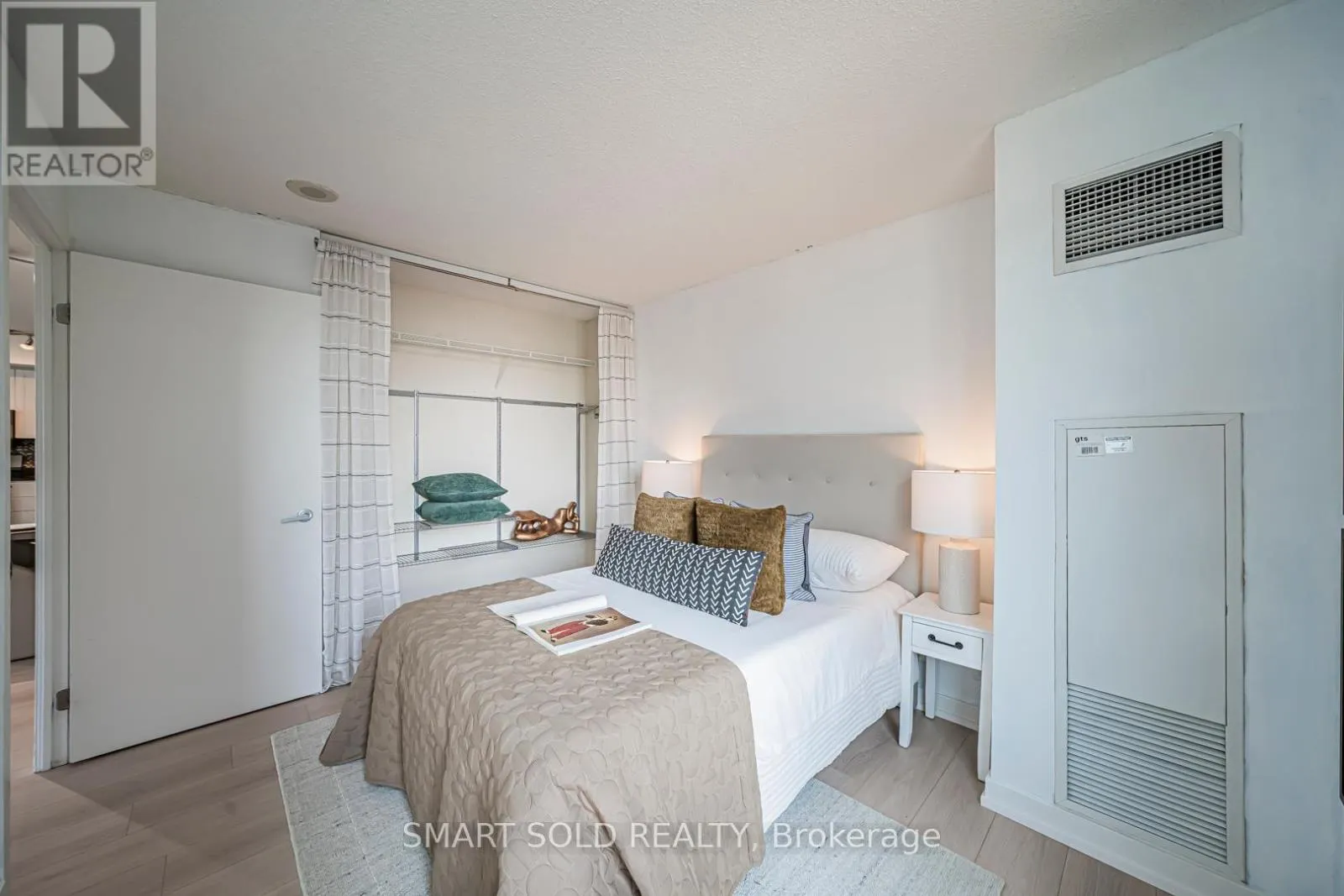2710 - 81 NAVY WHARF COURT