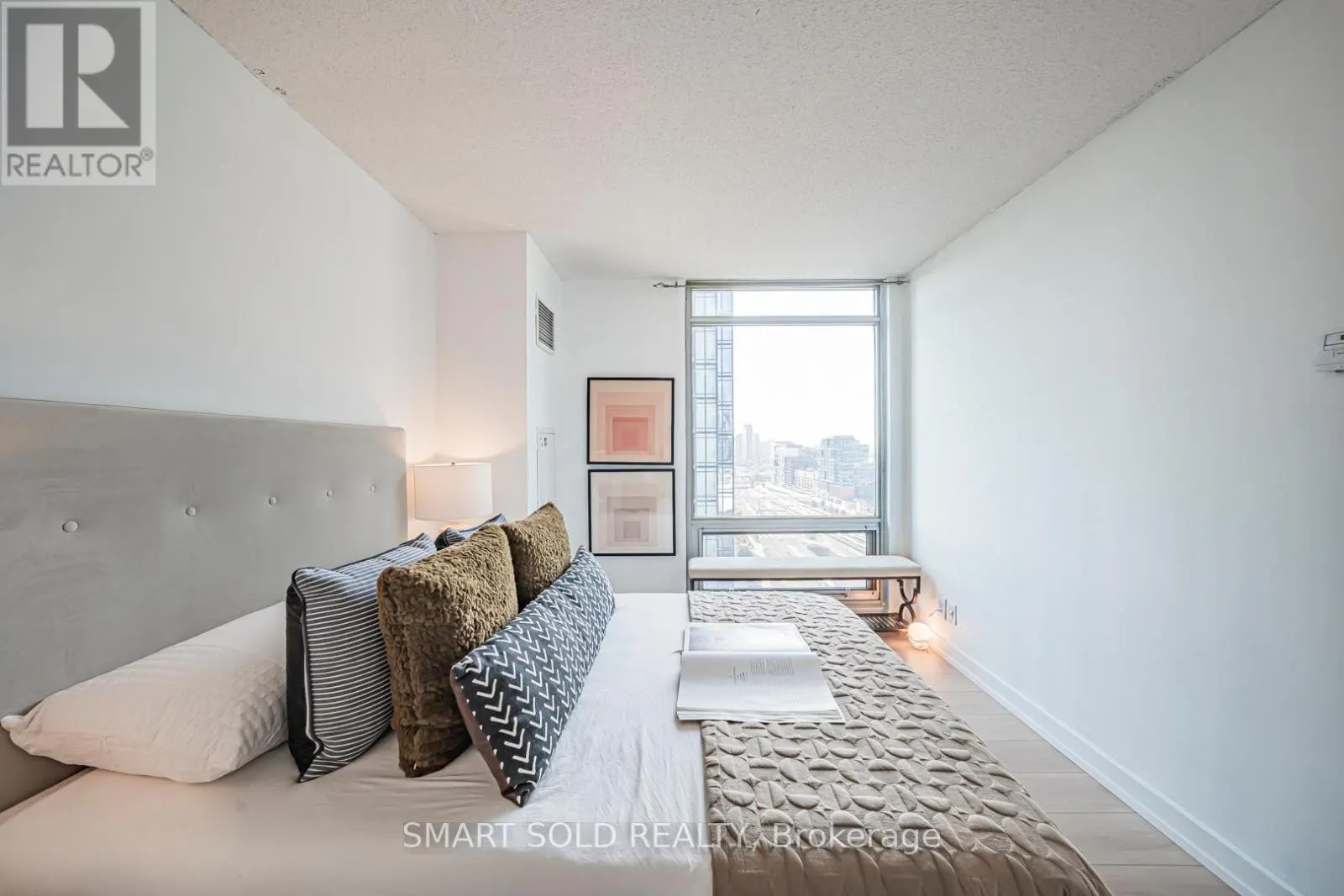 2710 - 81 NAVY WHARF COURT