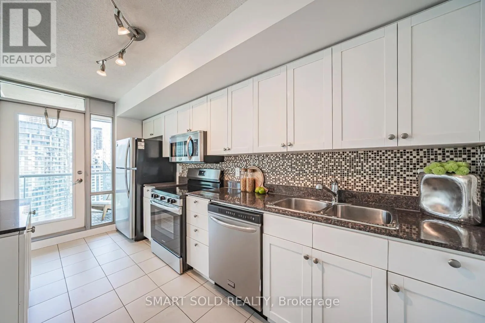 2710 - 81 NAVY WHARF COURT