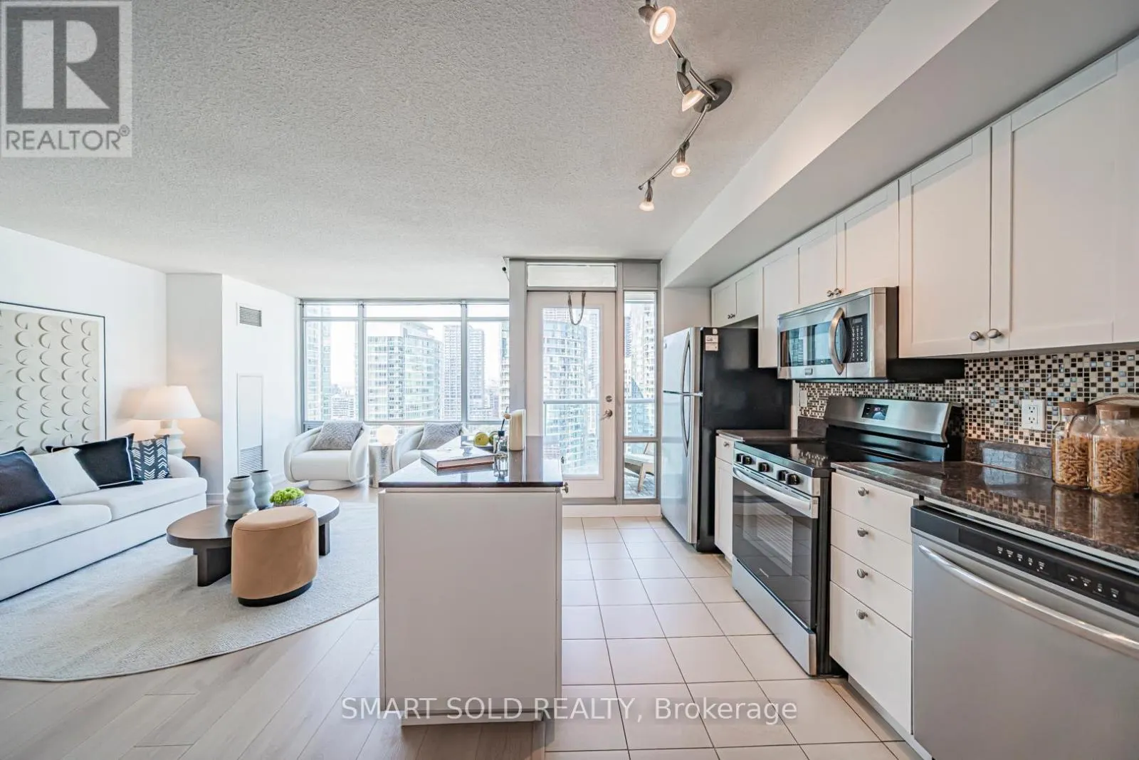 2710 - 81 NAVY WHARF COURT