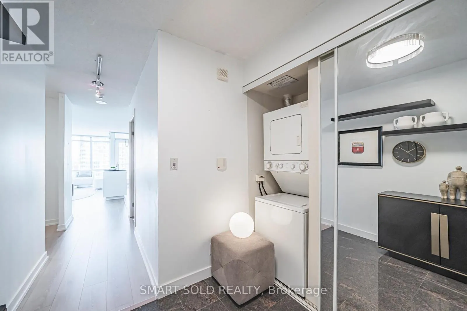 2710 - 81 NAVY WHARF COURT