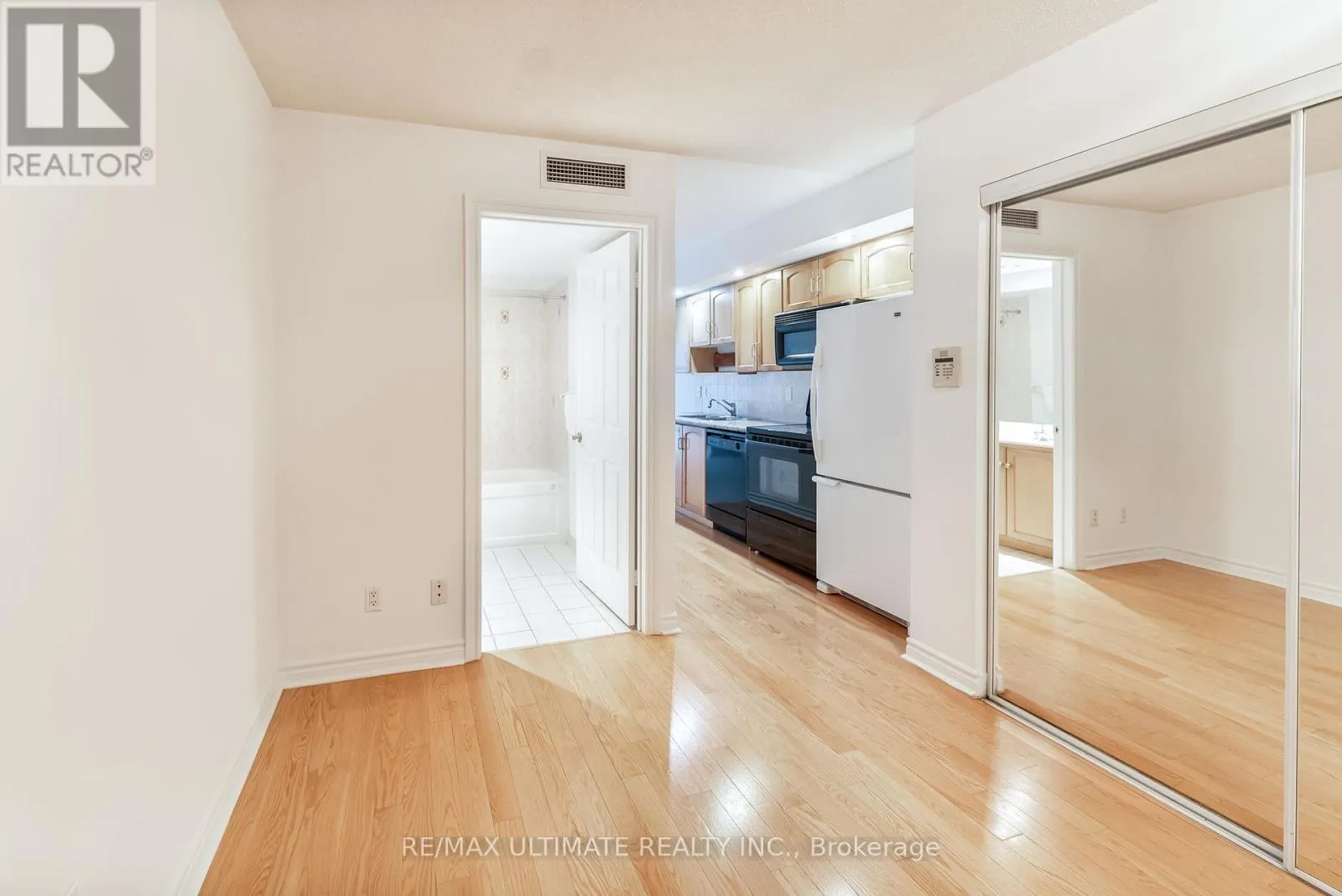 222 - 270 WELLINGTON STREET W