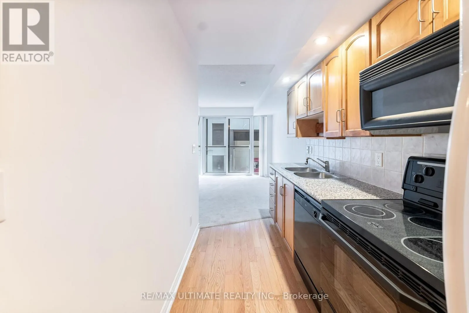 222 - 270 WELLINGTON STREET W