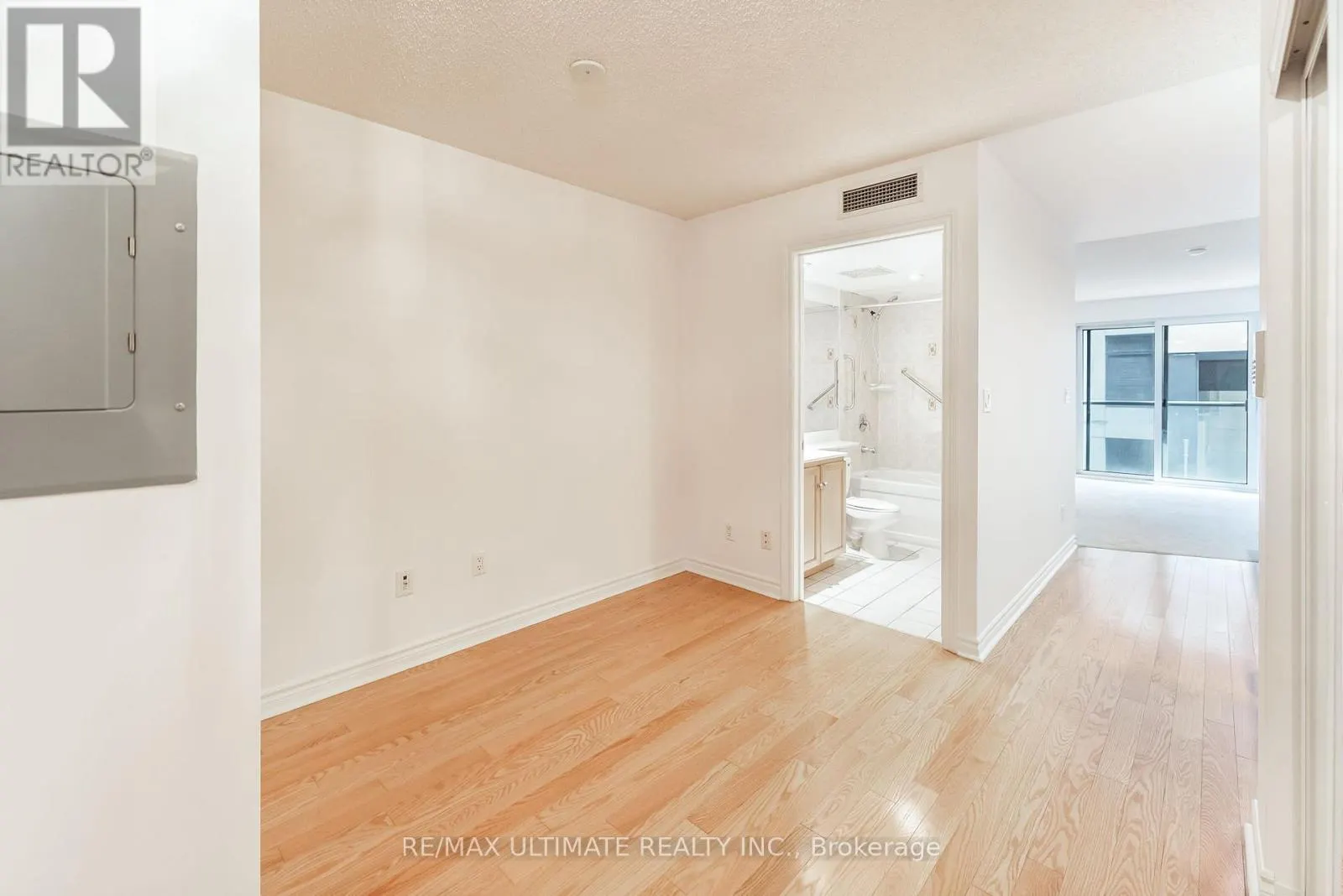222 - 270 WELLINGTON STREET W
