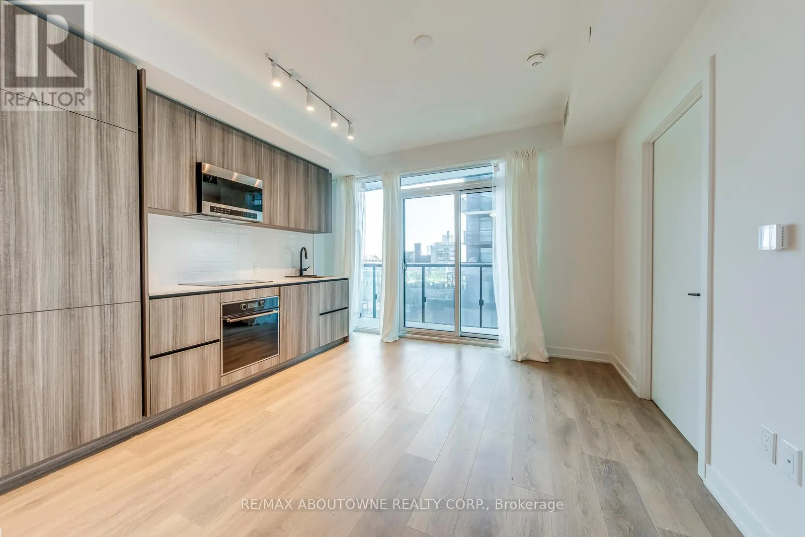 1012 - 117 BROADWAY AVENUE