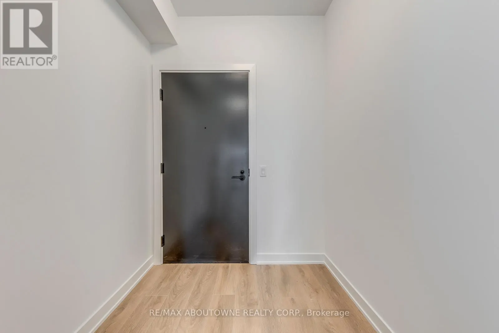 1012 - 117 BROADWAY AVENUE