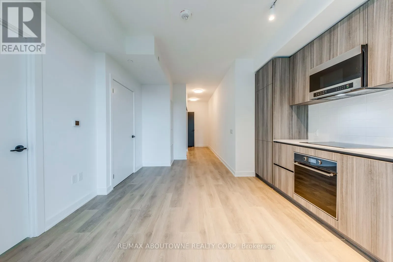 1012 - 117 BROADWAY AVENUE