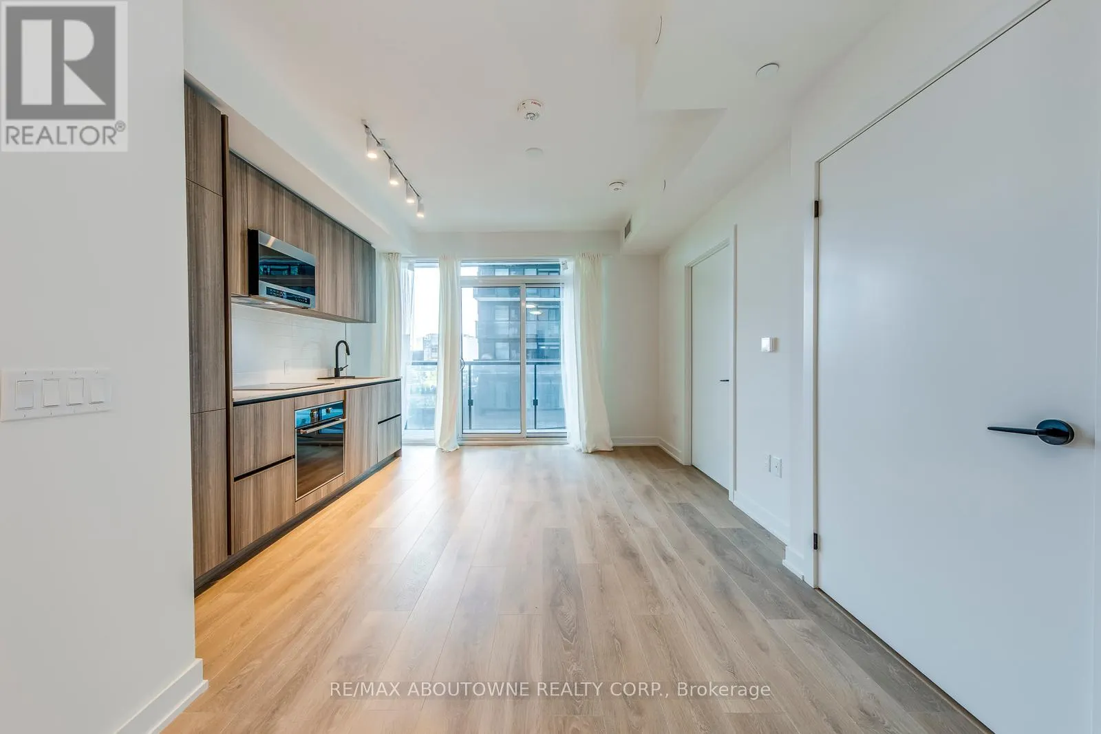 1012 - 117 BROADWAY AVENUE