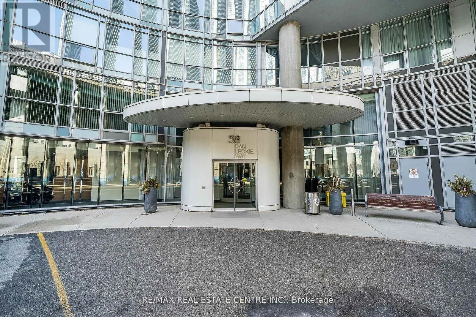 233 - 38 DAN LECKIE WAY
