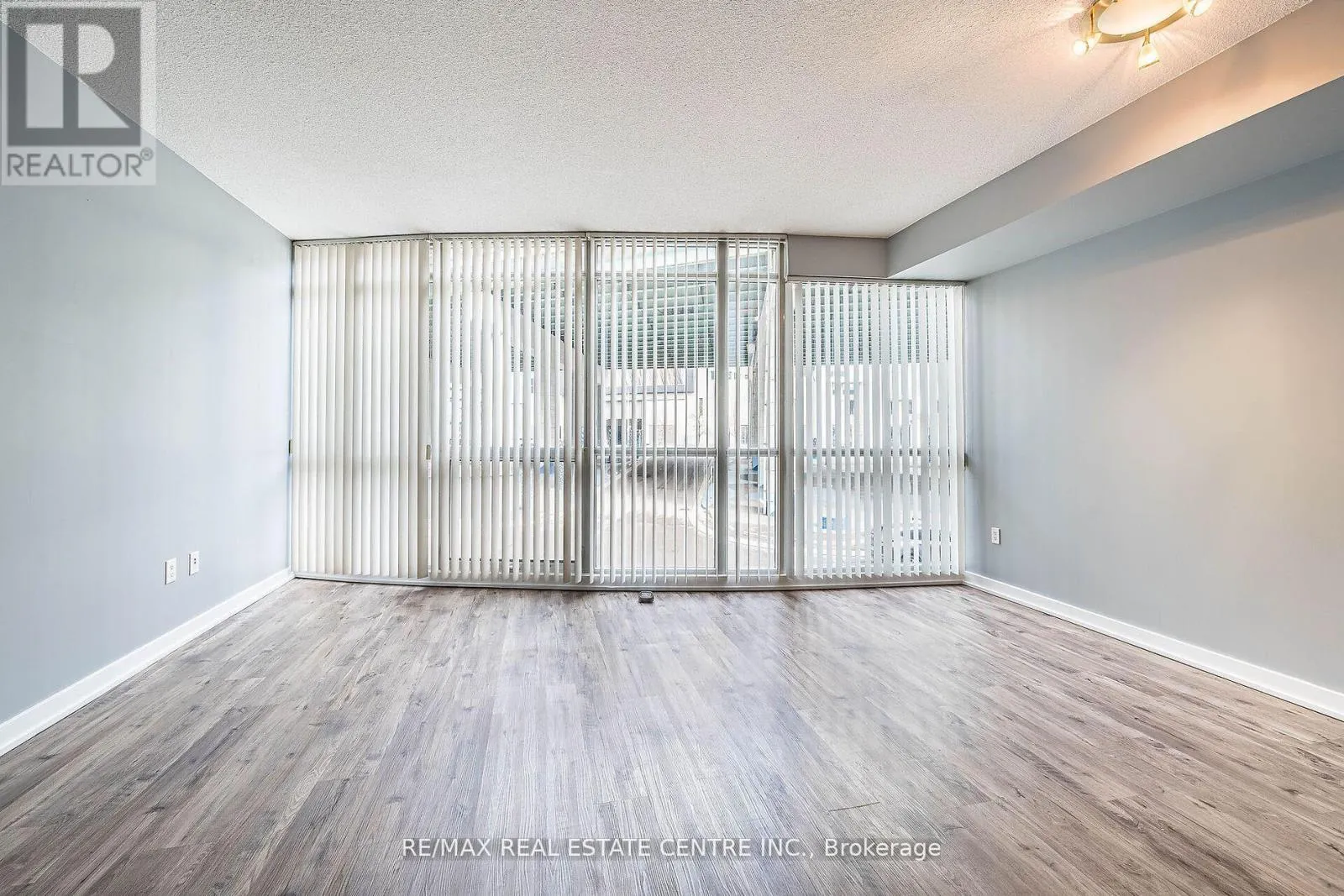 233 - 38 DAN LECKIE WAY