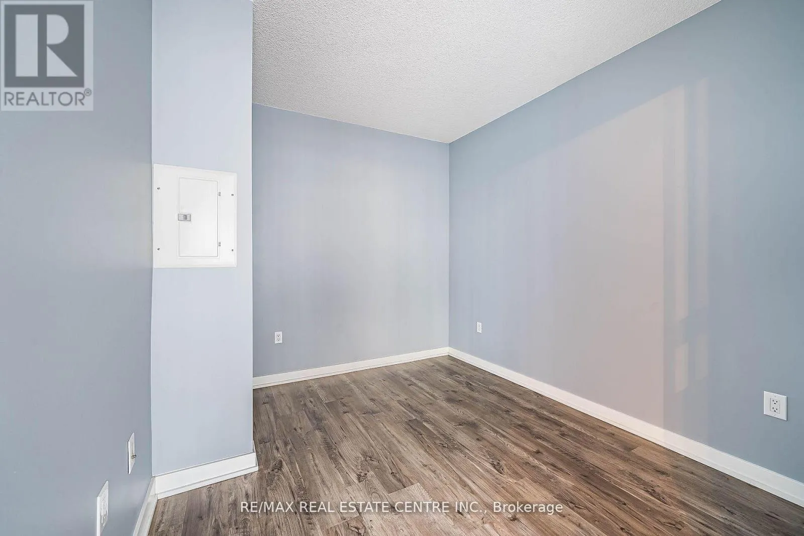 233 - 38 DAN LECKIE WAY
