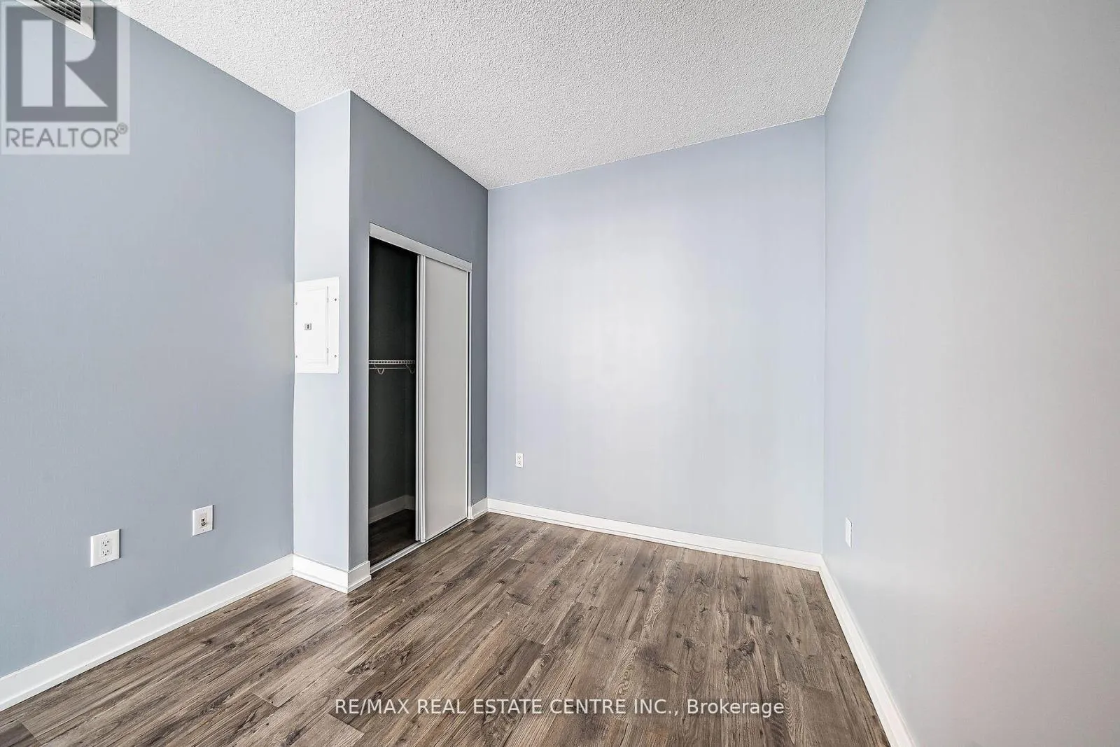 233 - 38 DAN LECKIE WAY