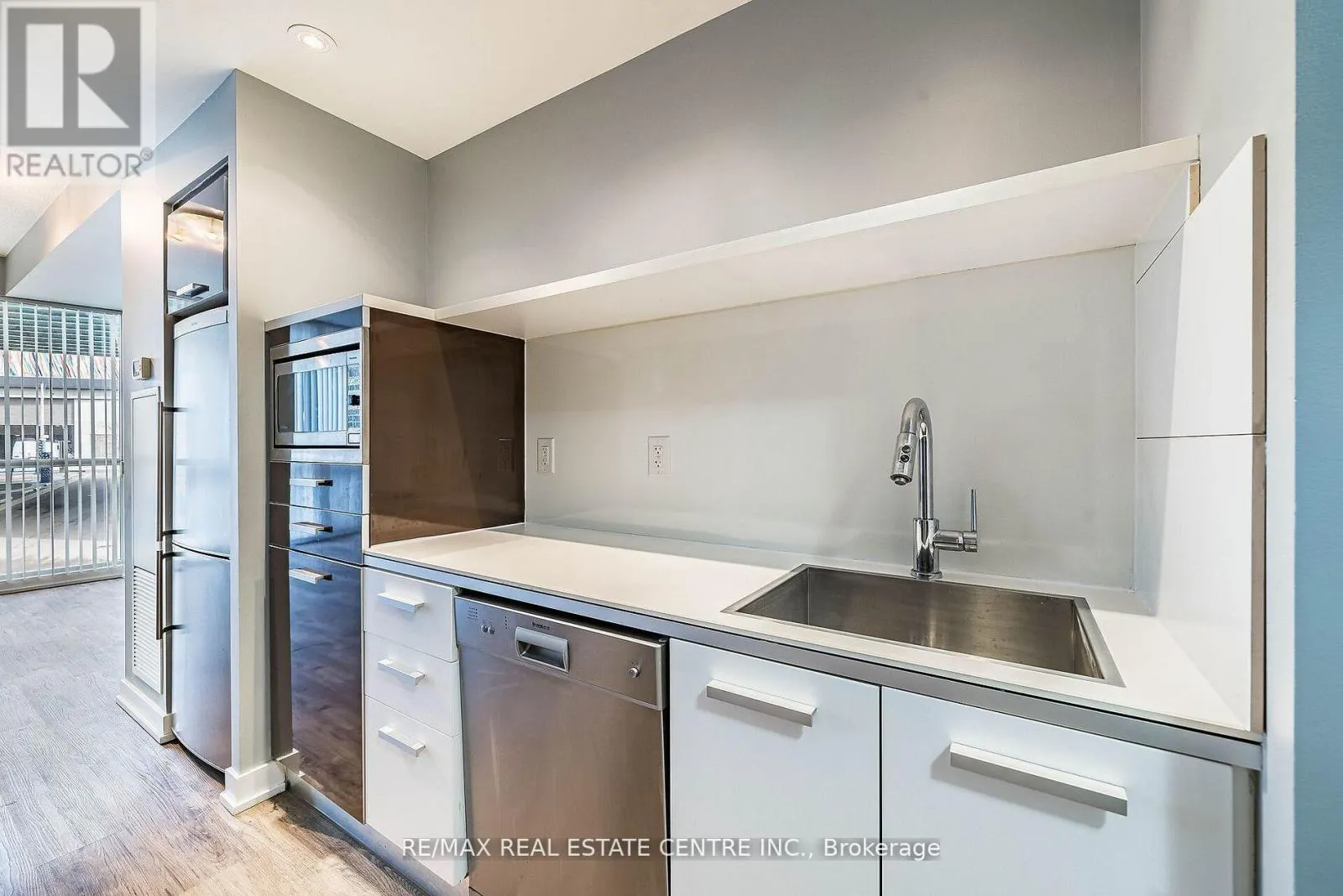 233 - 38 DAN LECKIE WAY