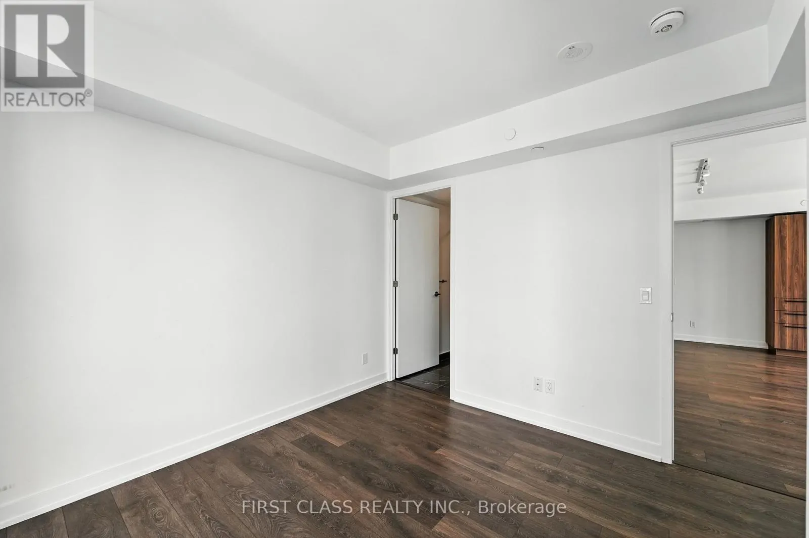 1802 - 501 YONGE STREET
