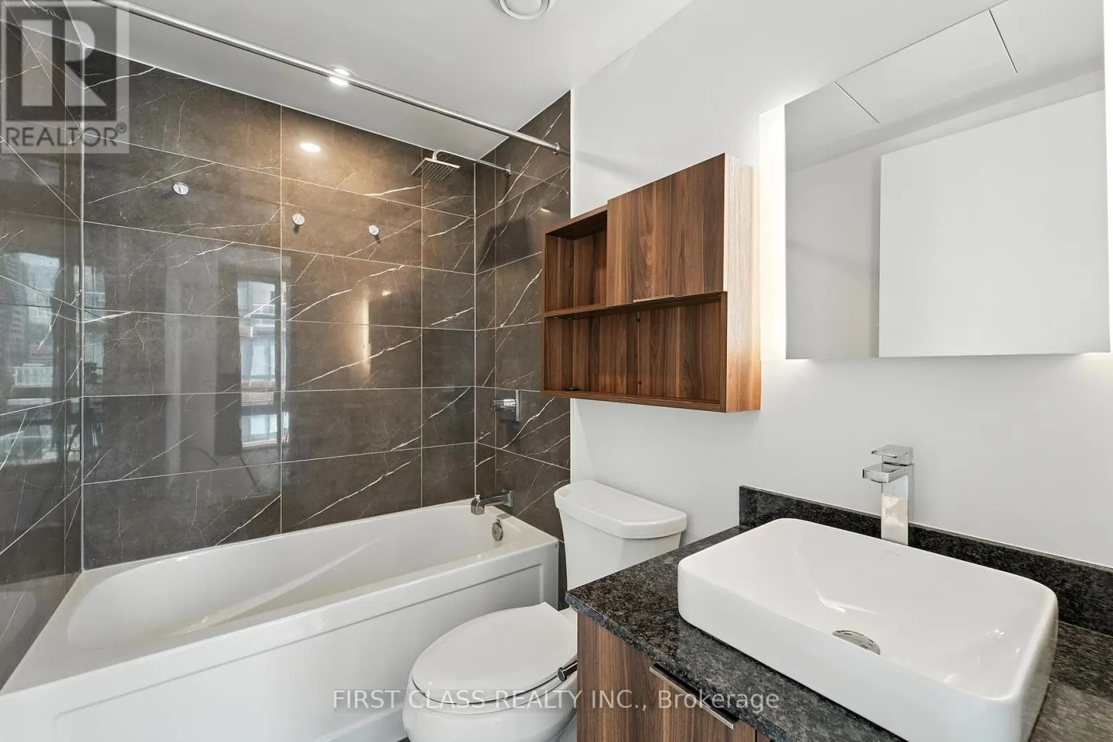 1802 - 501 YONGE STREET