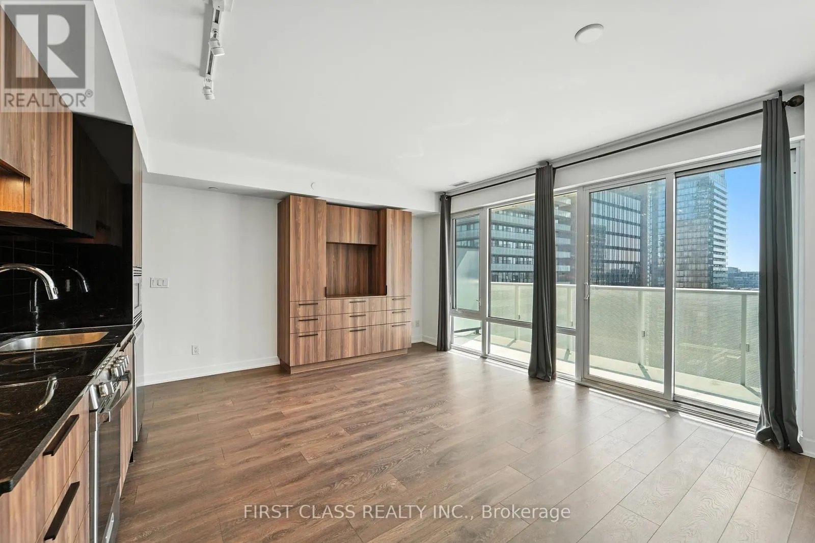 1802 - 501 YONGE STREET