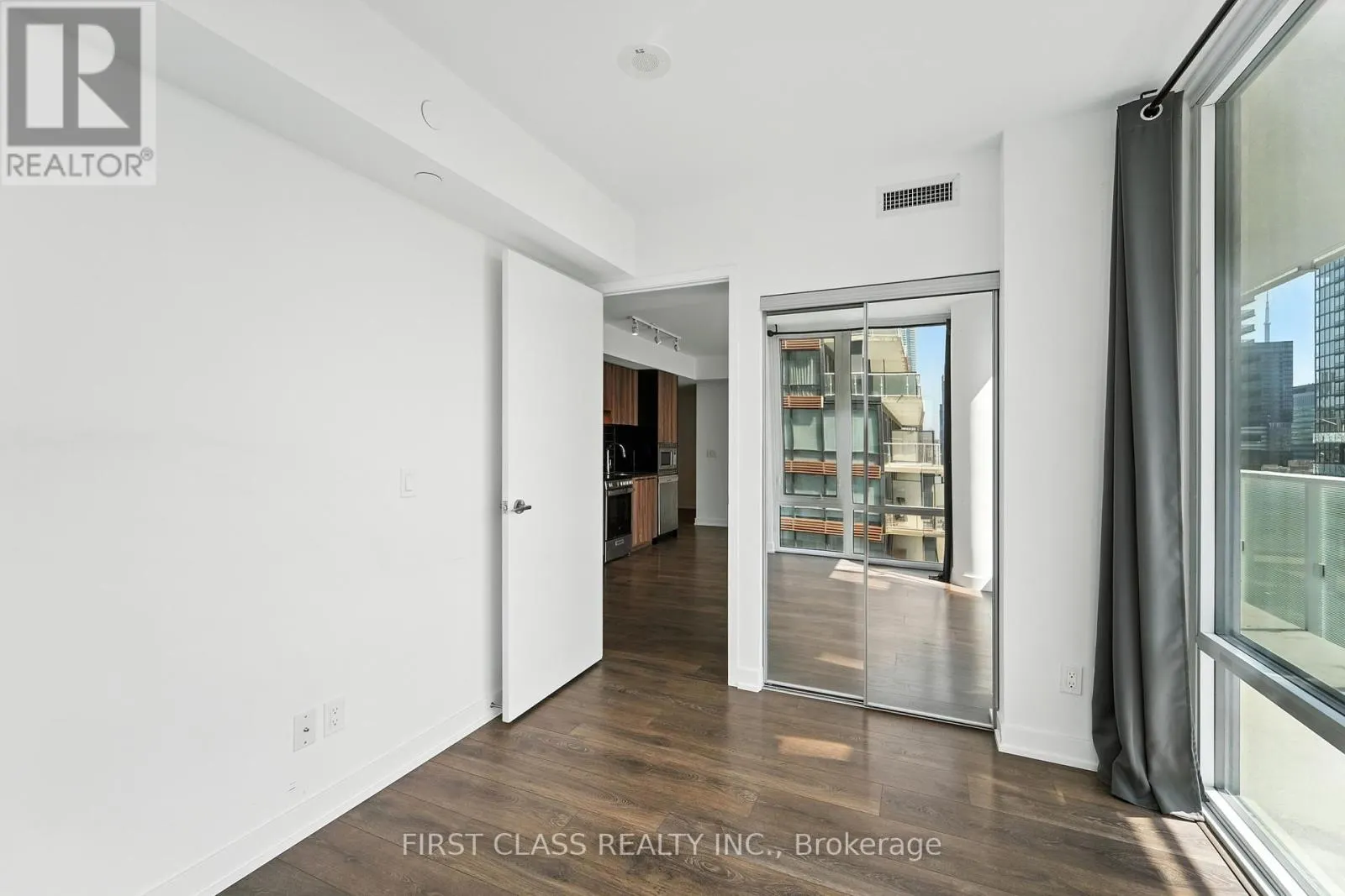 1802 - 501 YONGE STREET