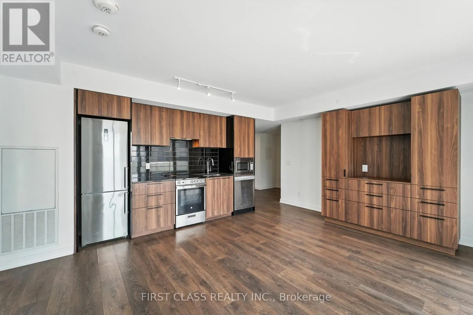 1802 - 501 YONGE STREET