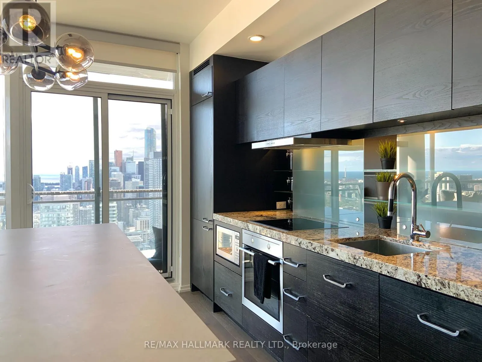 4915 - 45 CHARLES STREET E