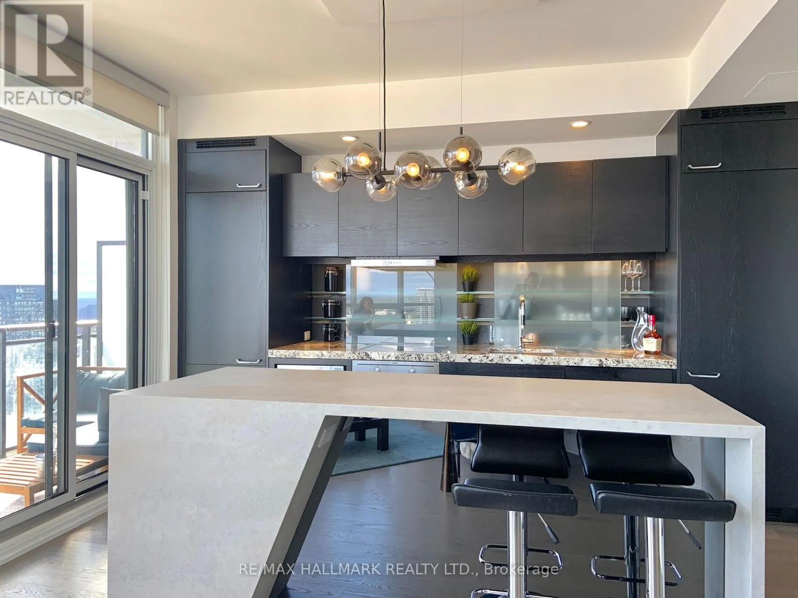 4915 - 45 CHARLES STREET E