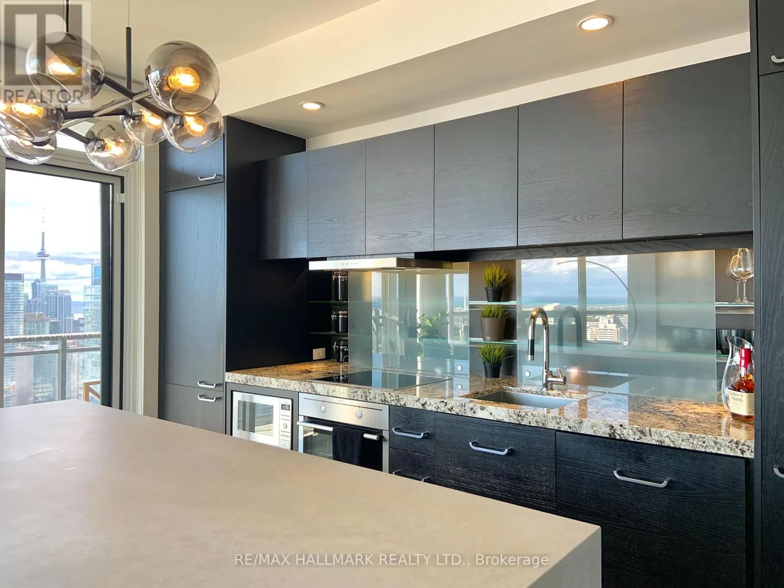 4915 - 45 CHARLES STREET E