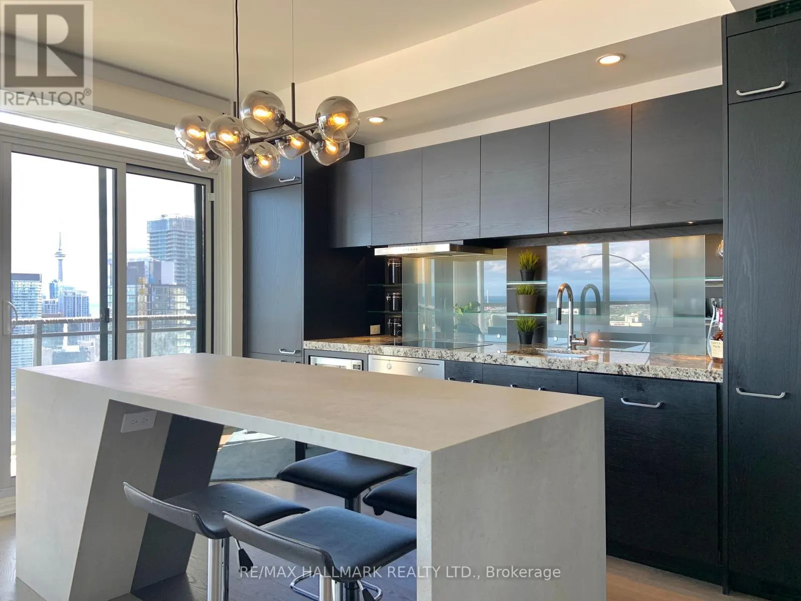 4915 - 45 CHARLES STREET E