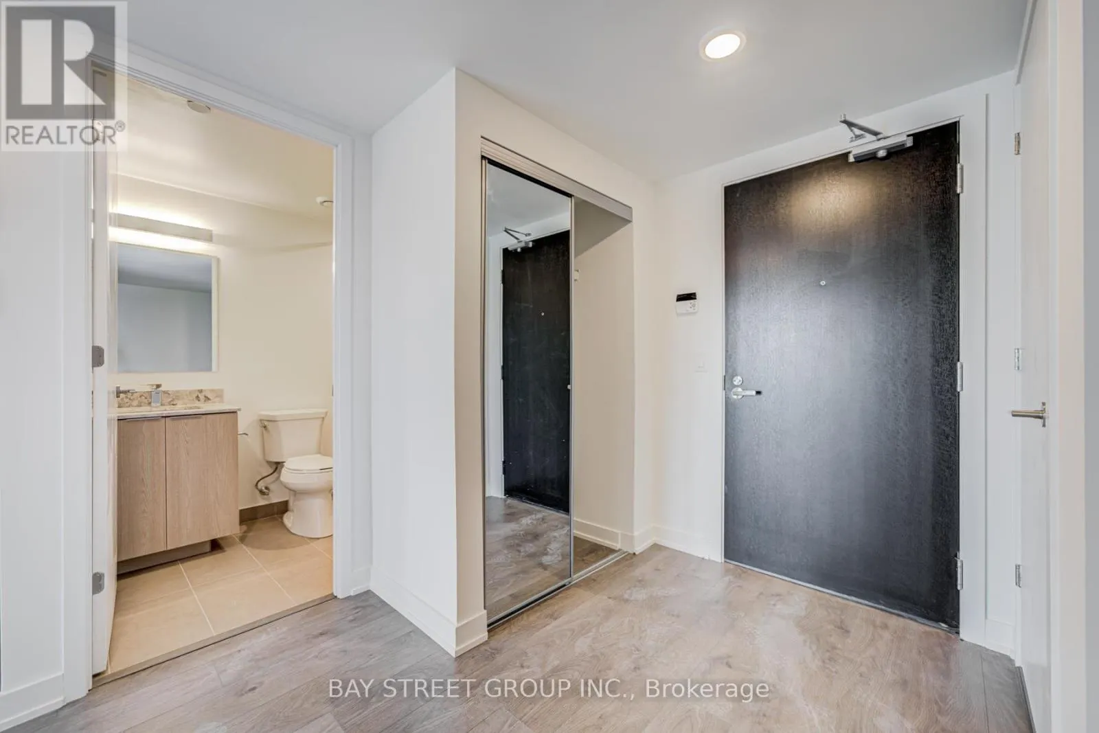 902 - 501 YONGE STREET