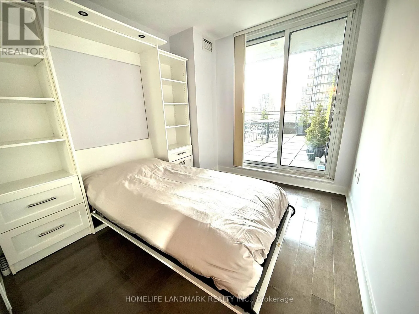 3107 - 25 TELEGRAM MEWS