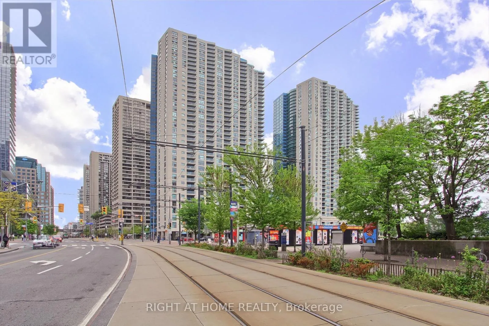 504 - 77 HARBOUR SQUARE