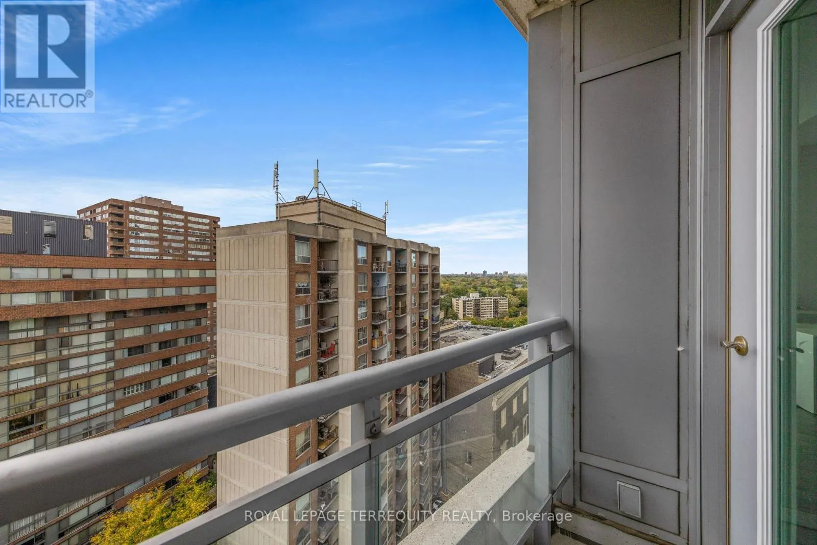 1410 - 8 SCOLLARD STREET