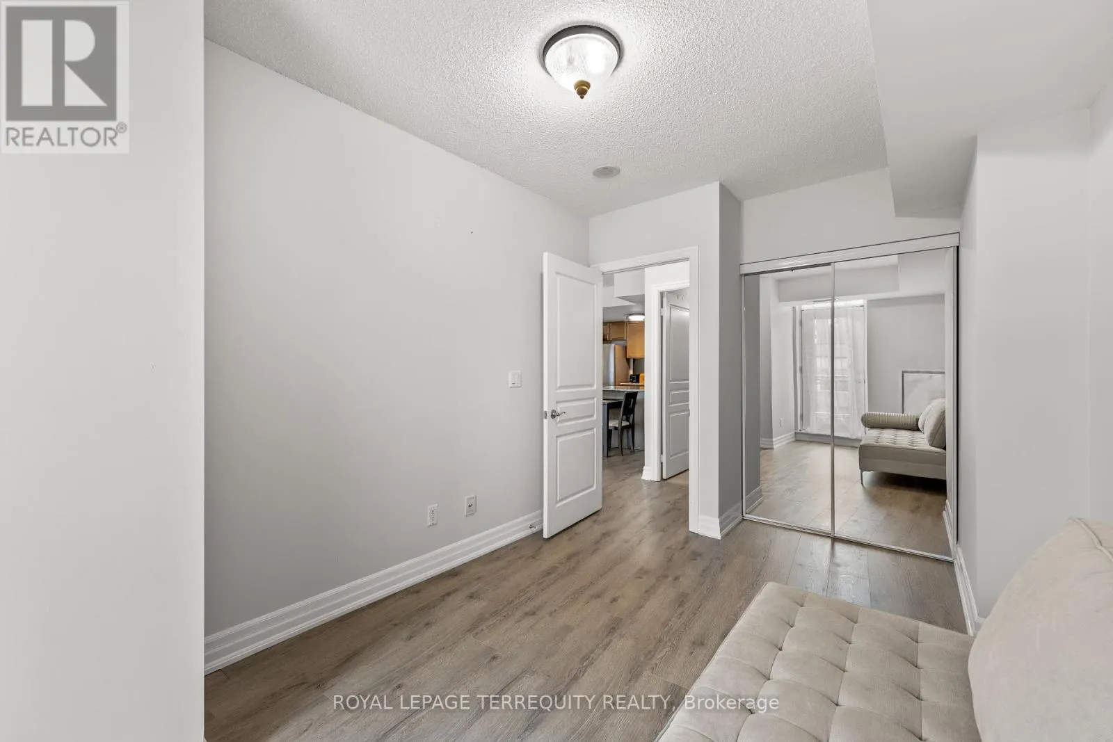 1410 - 8 SCOLLARD STREET