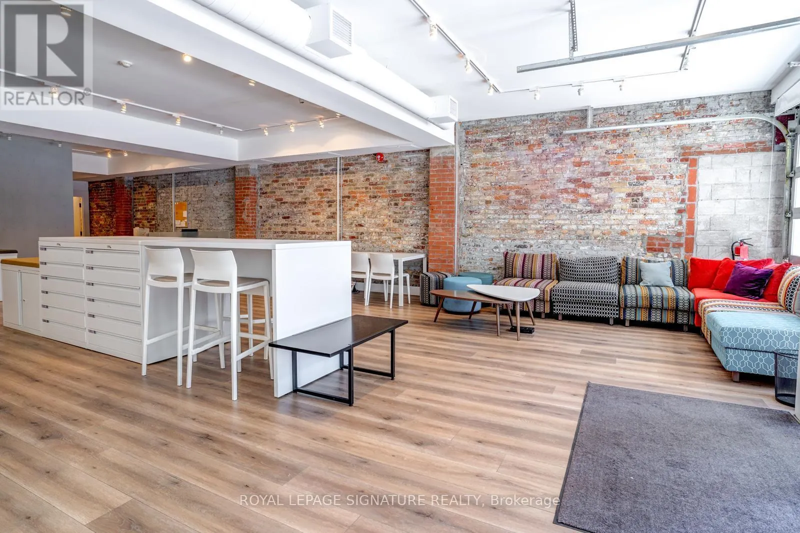 MAIN - 926 KING STREET W