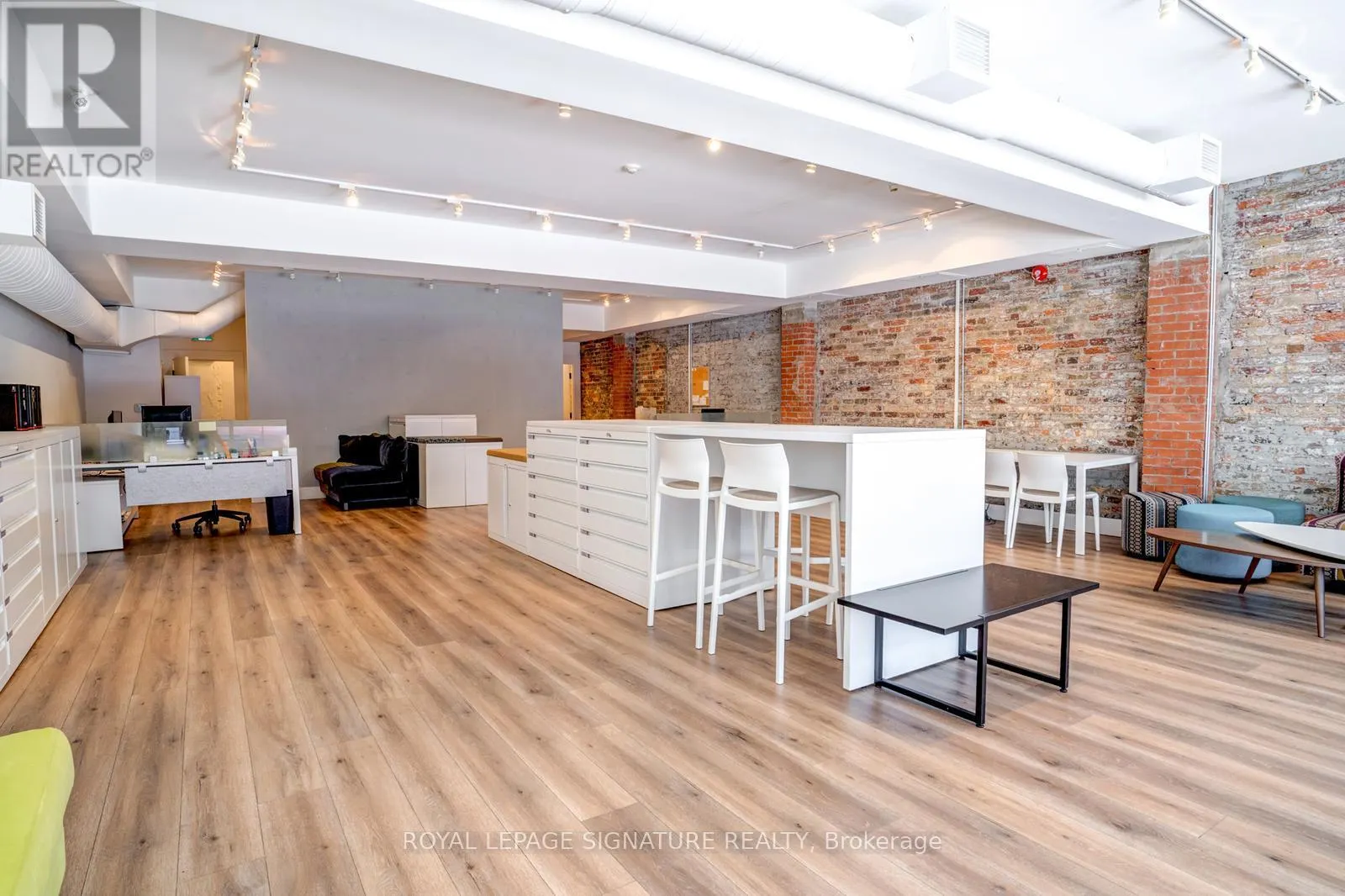 MAIN - 926 KING STREET W