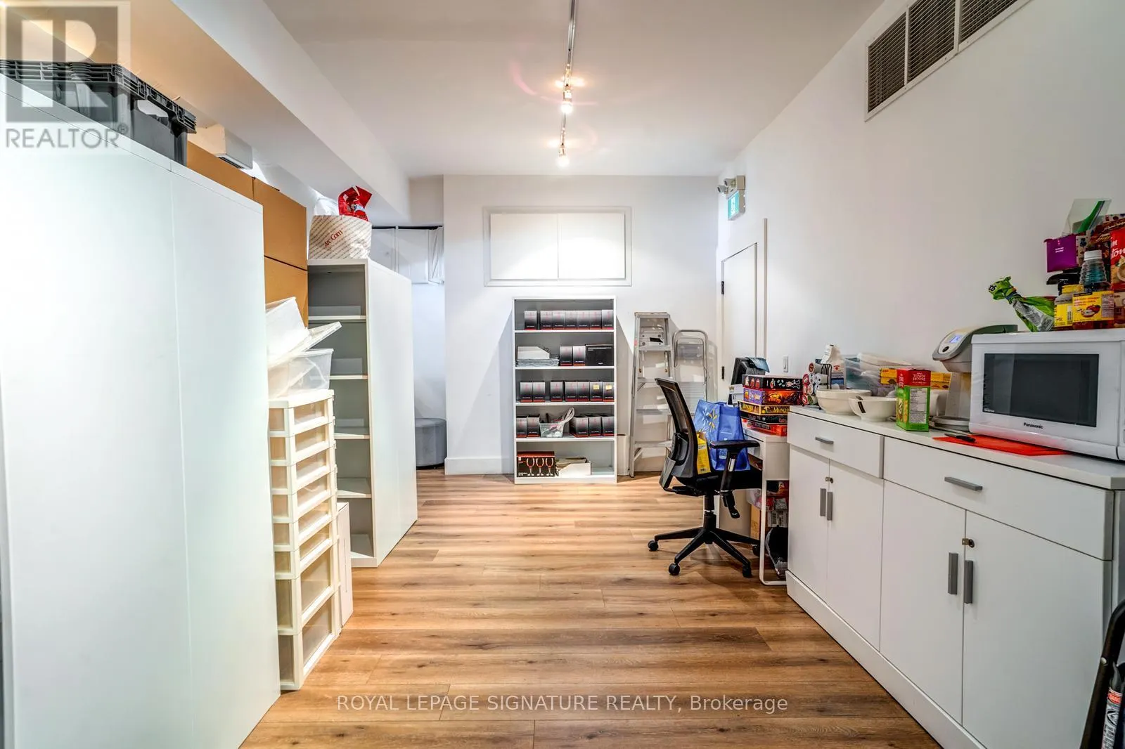 MAIN - 926 KING STREET W