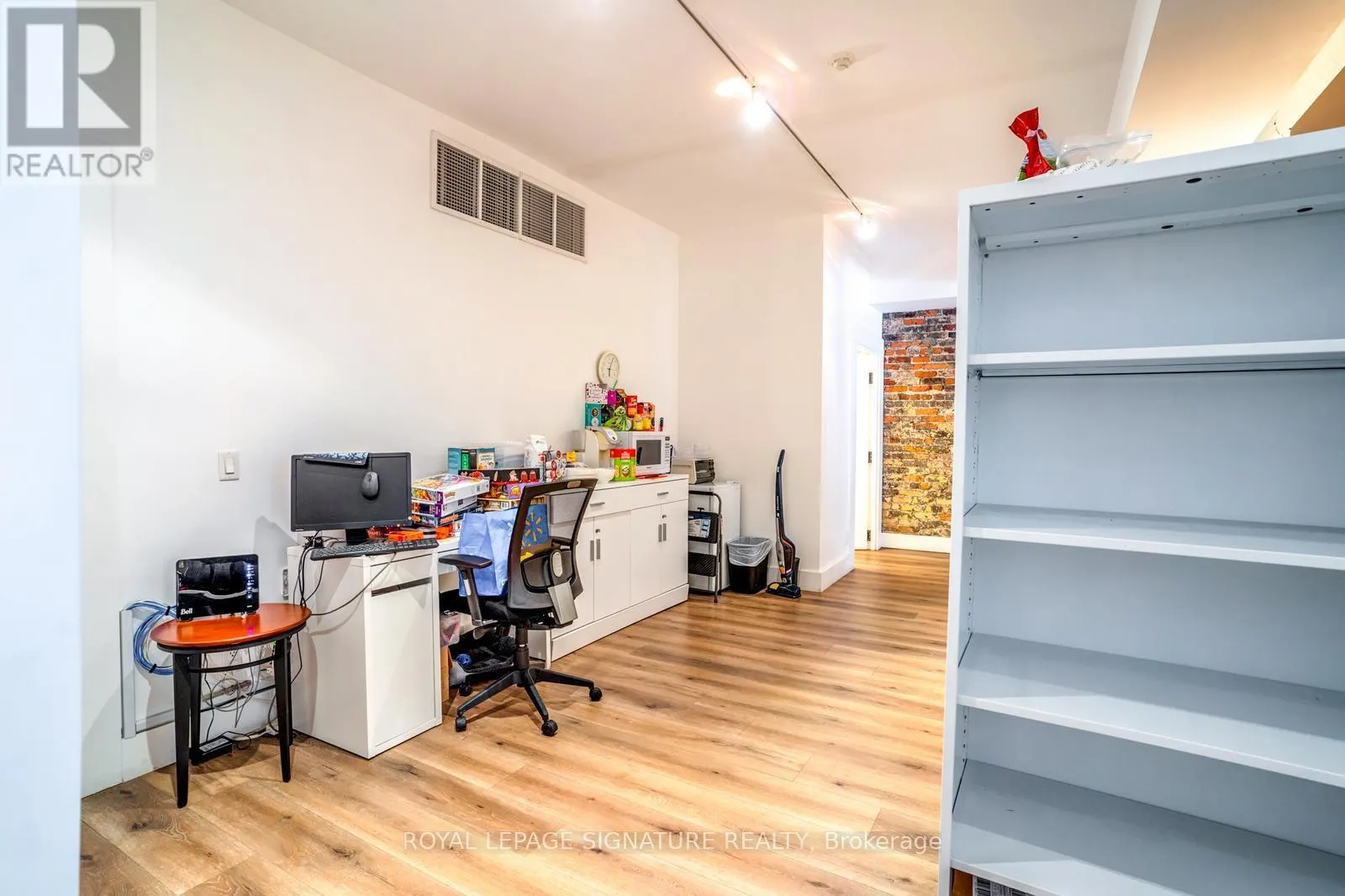 MAIN - 926 KING STREET W