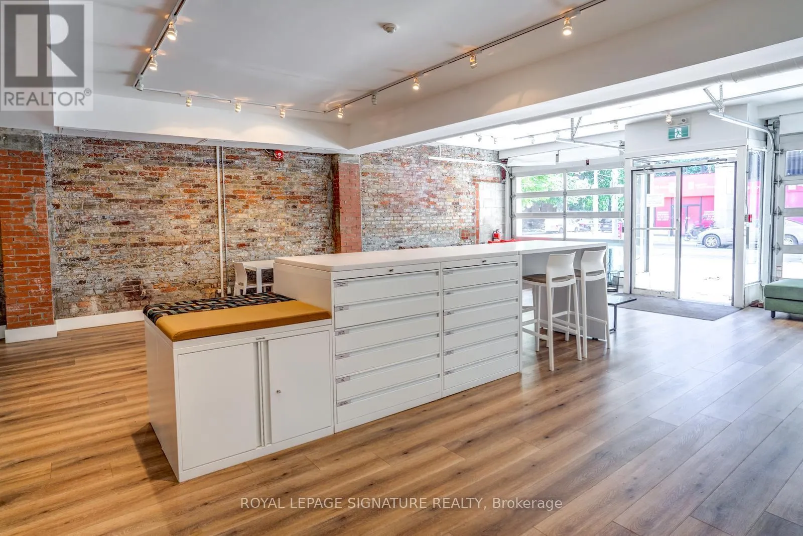 MAIN - 926 KING STREET W