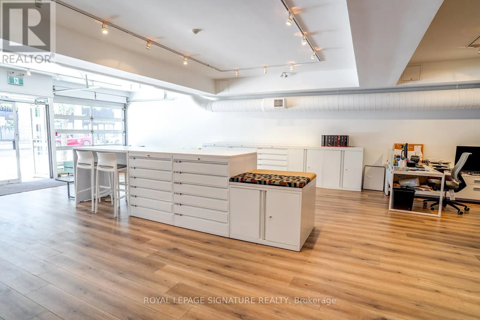 MAIN - 926 KING STREET W