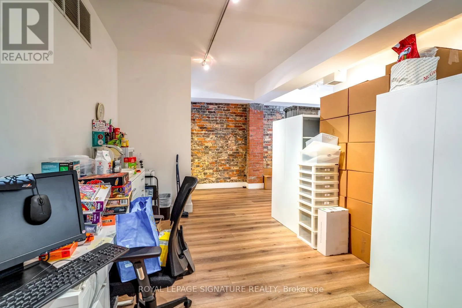 MAIN - 926 KING STREET W