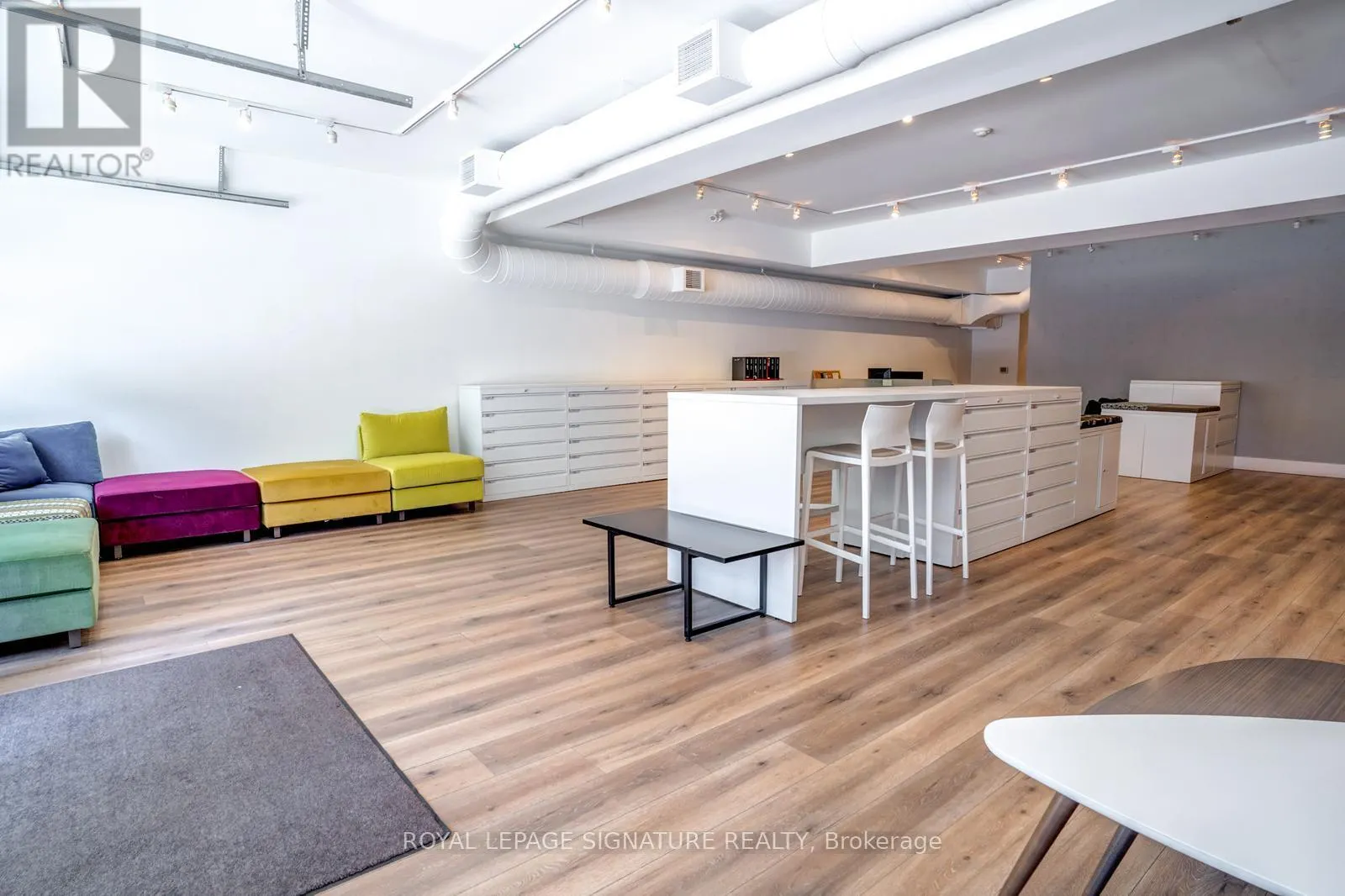MAIN - 926 KING STREET W