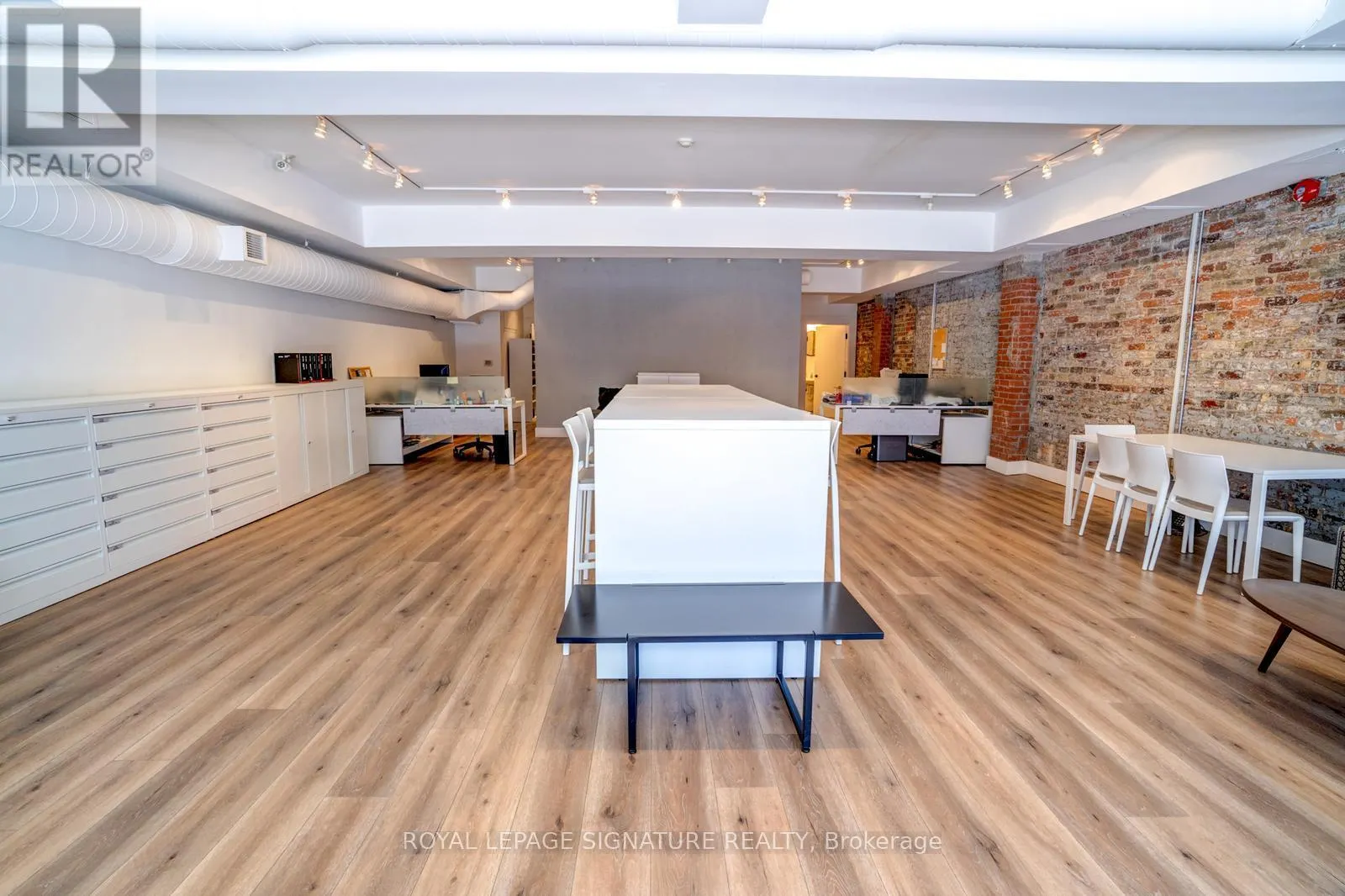 MAIN - 926 KING STREET W
