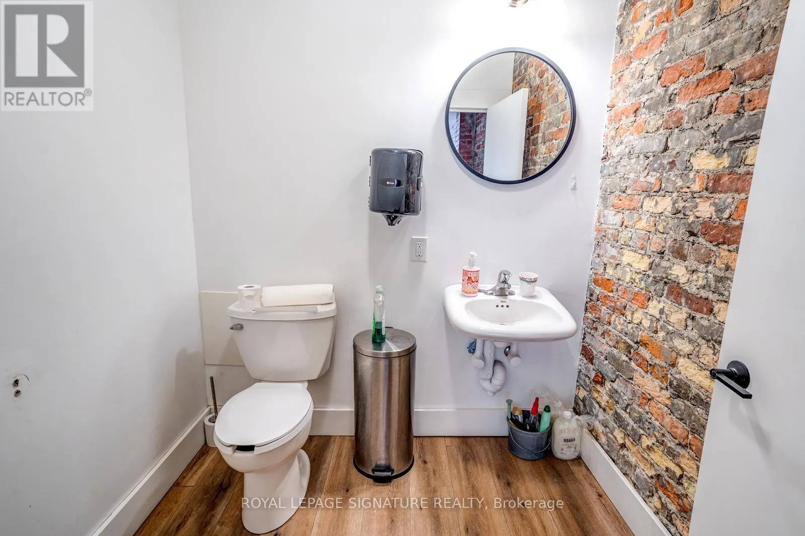 MAIN - 926 KING STREET W