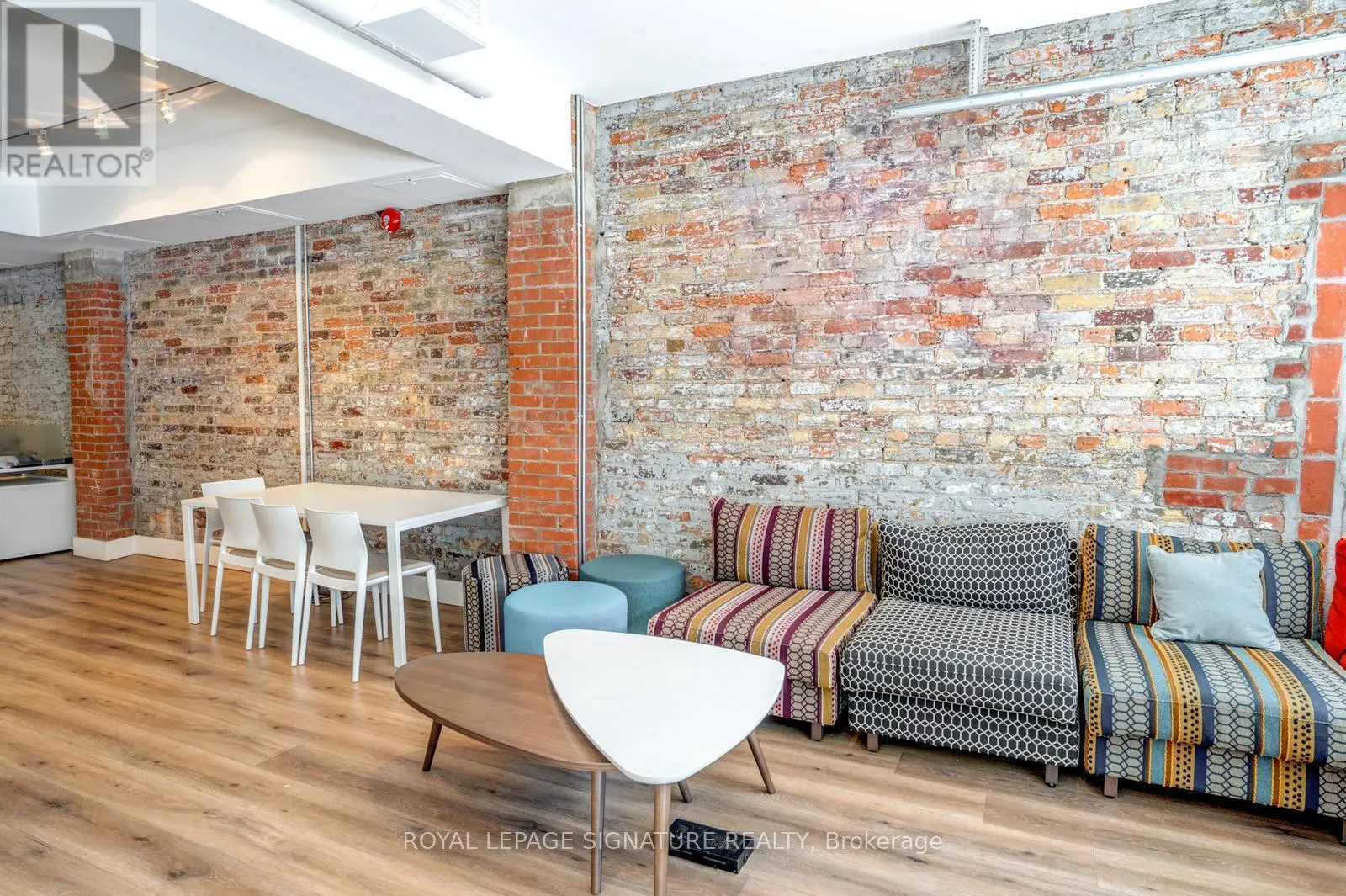 MAIN - 926 KING STREET W
