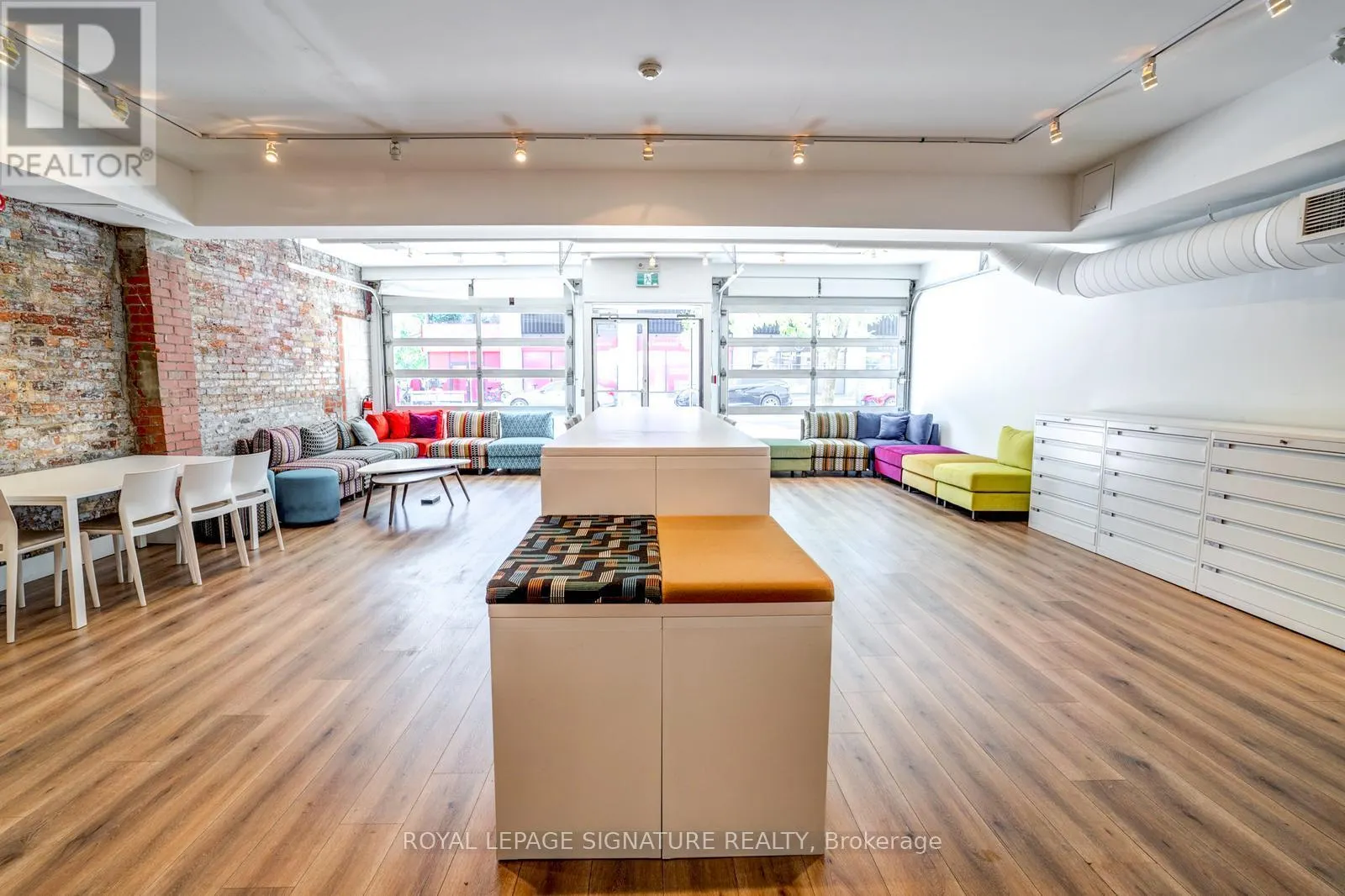 MAIN - 926 KING STREET W