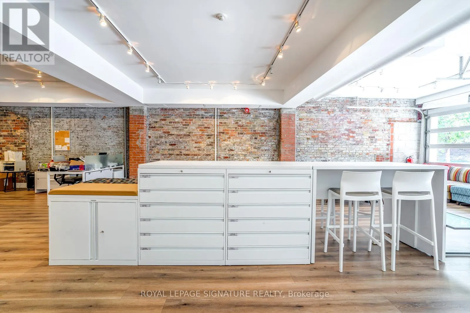 MAIN - 926 KING STREET W