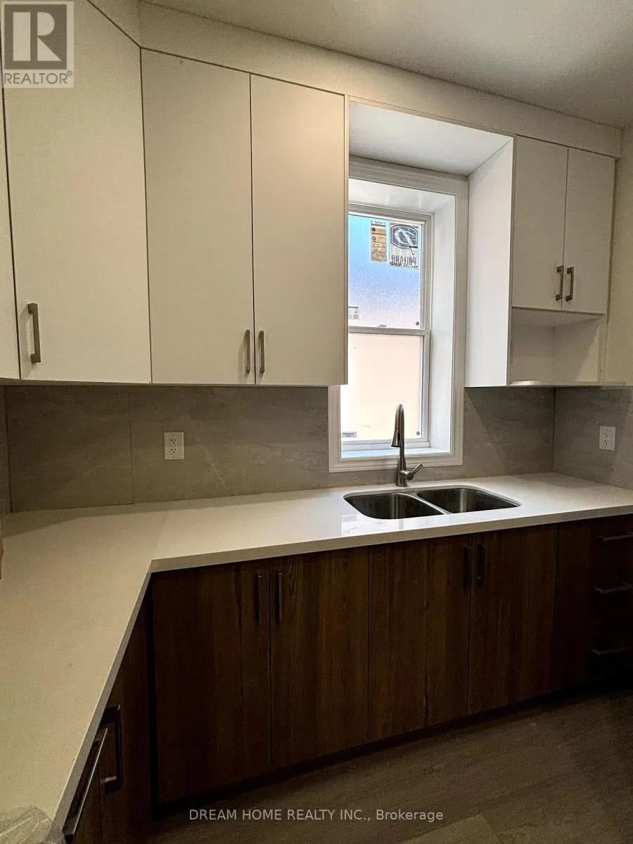 203 - 643 BATHURST STREET