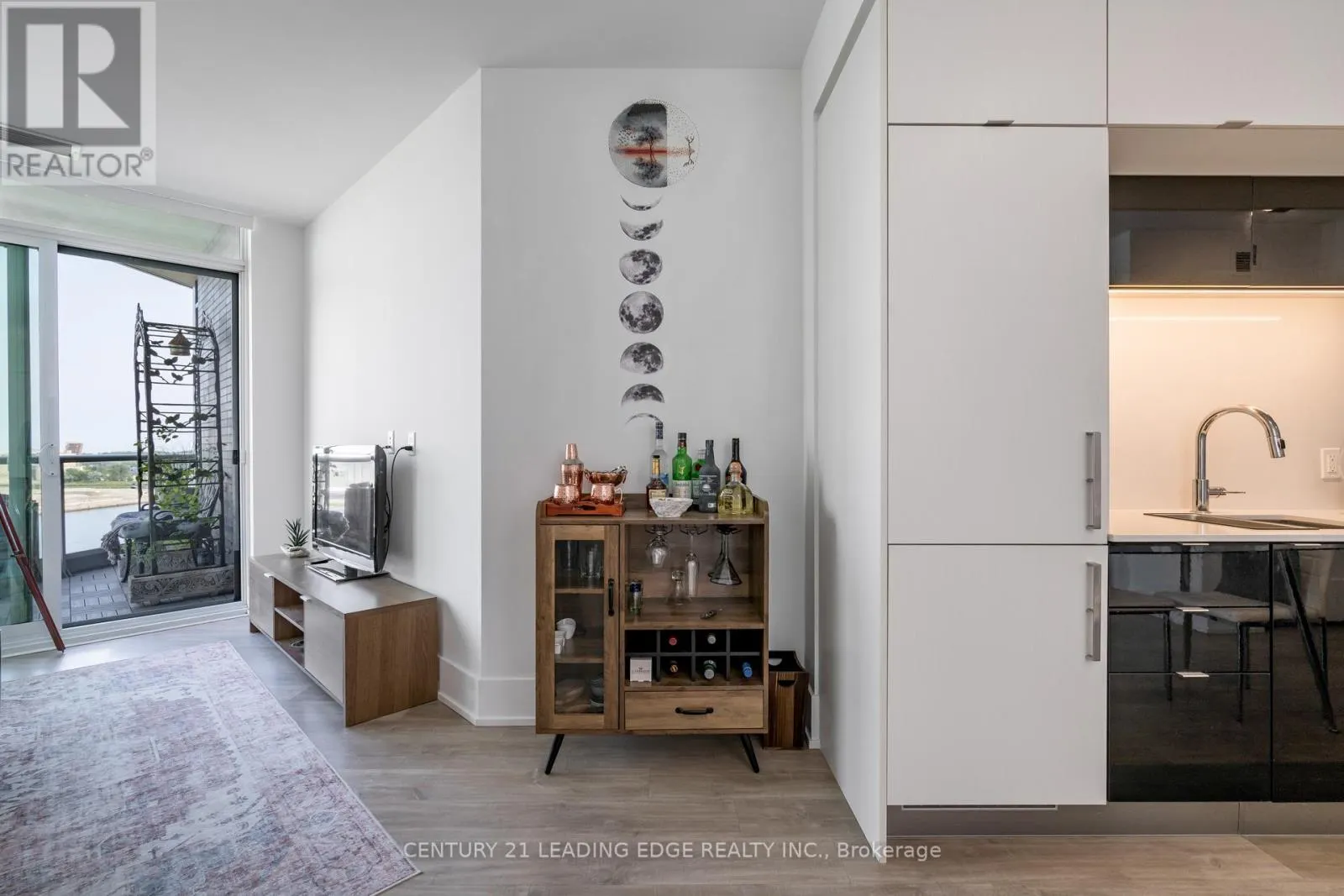 919 - 1 EDGEWATER DRIVE