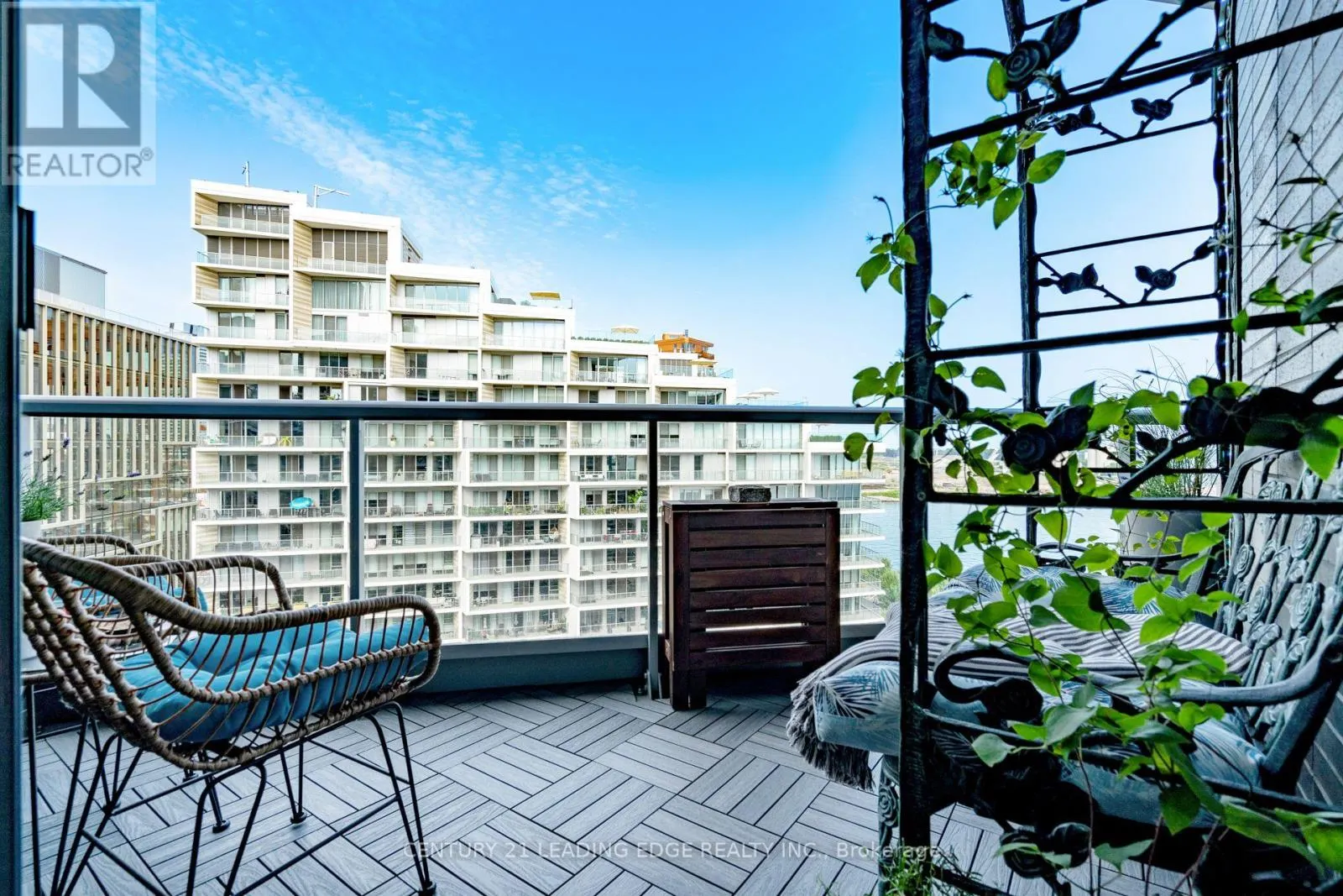 919 - 1 EDGEWATER DRIVE