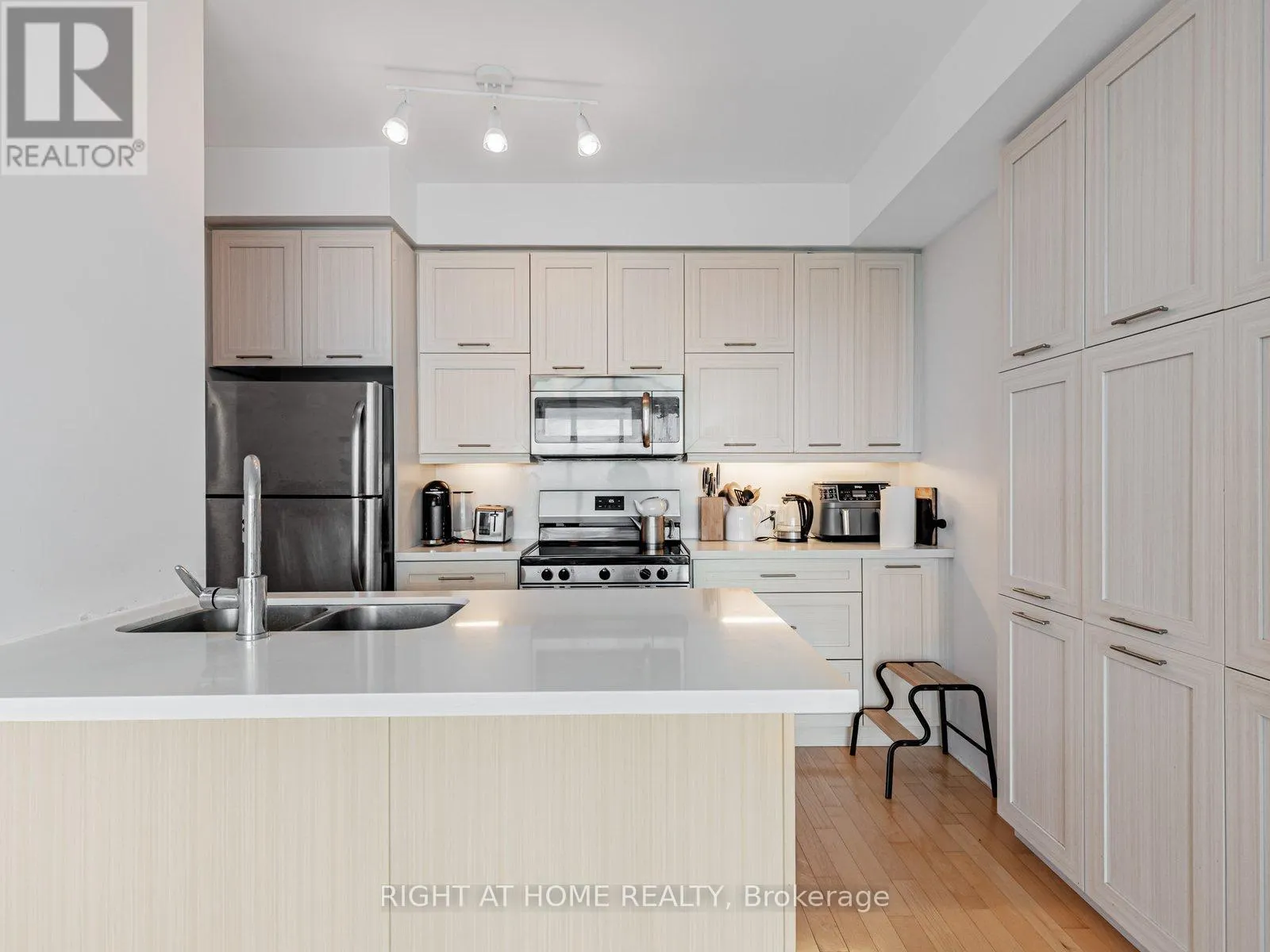 1603 - 26 NORTON AVENUE