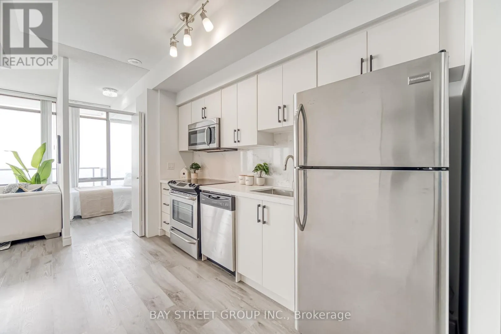4801 - 832 BAY STREET